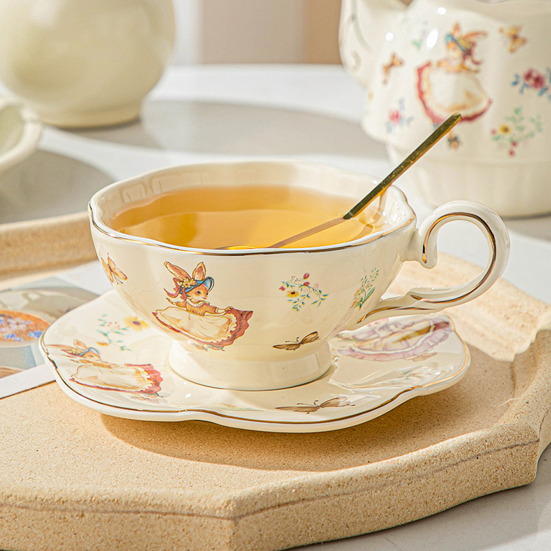 Coffee Tea Gift Set - 英語のレトロなコーヒーカップとプレート、アリスウサギの塗装セラミックカップ、午後の椿ティーカップ、お土産付きの絶妙なギフト