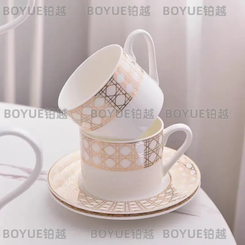 高級ボーンチャイナコーヒーカップセット シンプルなヨーロピア - Coffee Tea Gift Set のレビューと価格